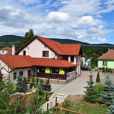 Andras Penzion Krásnohorské Podhradie Exteriör bild