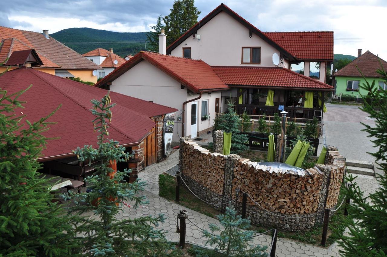 Andras Penzion Krásnohorské Podhradie Exteriör bild