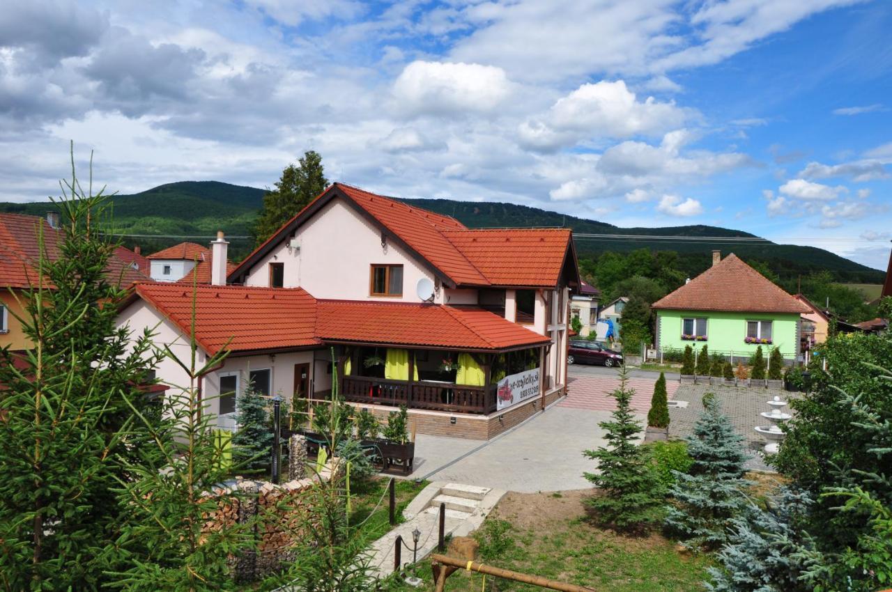 Andras Penzion Krásnohorské Podhradie Exteriör bild